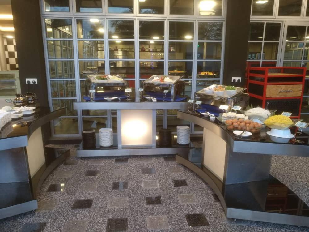 Hype Motorsports Hotel Порт-Диксон Экстерьер фото