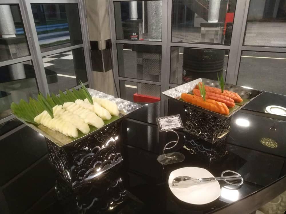 Hype Motorsports Hotel Порт-Диксон Экстерьер фото