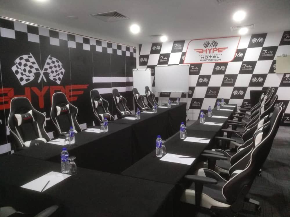 Hype Motorsports Hotel Порт-Диксон Экстерьер фото